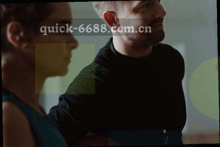 折线与热力图组成的比赛复盘数据卡片，展示跑动强度分布与关键事件时段